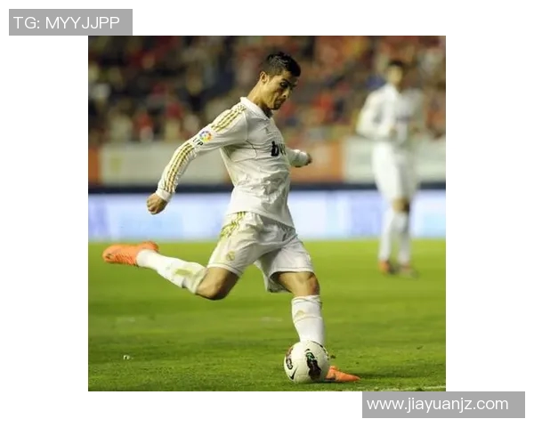 C罗在足球场上的精彩瞬间高清图片集锦与回顾