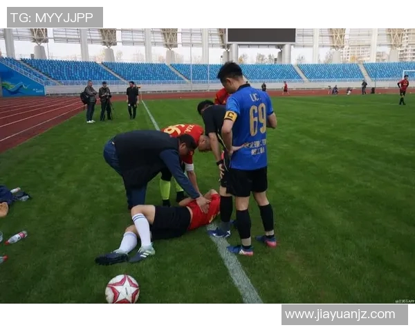 中午足球热潮来袭球迷齐聚一堂共享激情与乐趣