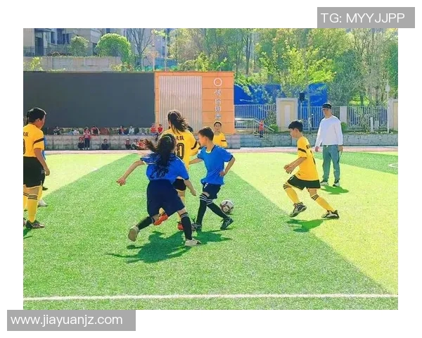 在雨天中锻炼足球技巧与团队合作的乐趣与挑战 在雨天中锻炼足球技巧与团队合作的乐趣与挑战
